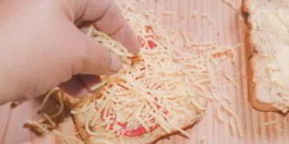 Шаг 2: бутерброда с сыром и колбасой в микроволновке