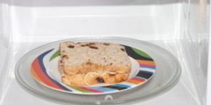 Шаг 3: бутерброда с сыром и колбасой в микроволновке