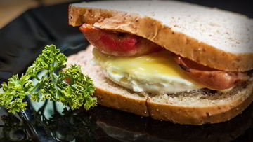 Рецепт Бутерброда с яйцом в микроволновке