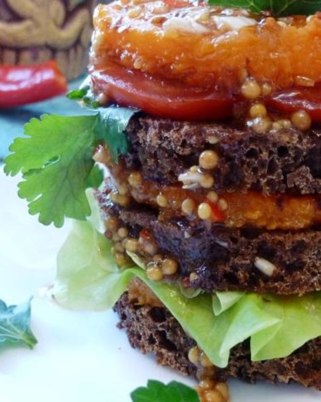 Рецепт бутерброда со стейком из тыквы, ржаным хлебом и пикантным соусом