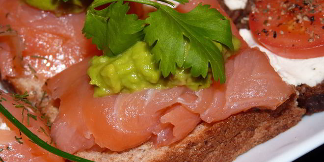 Рецепт Бутербродиков с копченым лососем и авокадо
