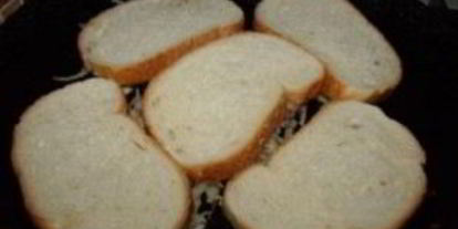 Шаг 2: бутербродов с колбасой на сковороде