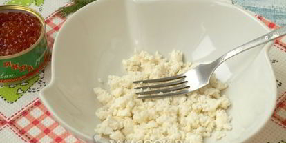 Шаг 2: бутербродов с красной икрой, сыром и яйцом