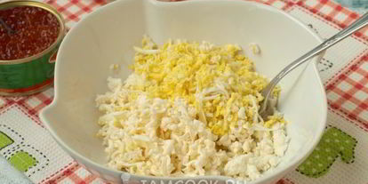 Шаг 3: бутербродов с красной икрой, сыром и яйцом