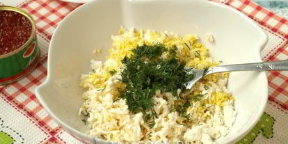 Шаг 4: бутербродов с красной икрой, сыром и яйцом