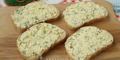 Шаг 5: бутербродов с красной икрой, сыром и яйцом