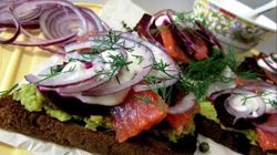 Рецепт Бутербродов с лососем, свеклой и авокадо