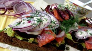 Рецепт Бутербродов с лососем, свеклой и авокадо