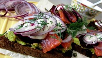 Рецепт Бутербродов с лососем, свеклой и авокадо
