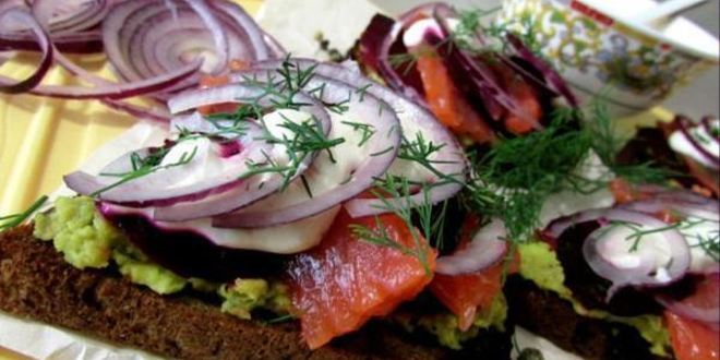 Рецепт бутербродов с лососем, свеклой и авокадо