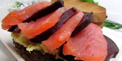 Шаг 6: бутербродов с лососем, свеклой и авокадо