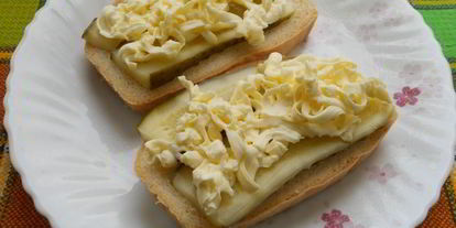 Шаг 2: бутербродов с огурцом, маслом и плавленным сыром