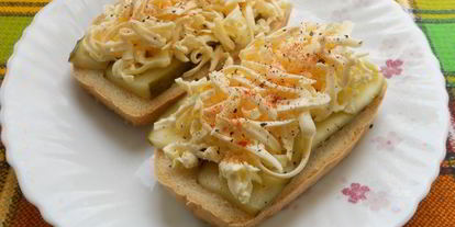 Шаг 3: бутербродов с огурцом, маслом и плавленным сыром