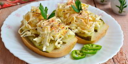 Шаг 4: бутербродов с огурцом, маслом и плавленным сыром