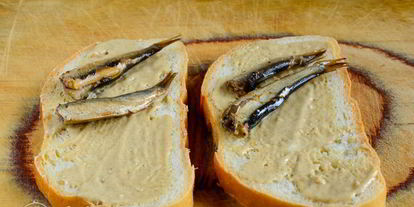 Шаг 3: бутербродов со шпротами и икрой