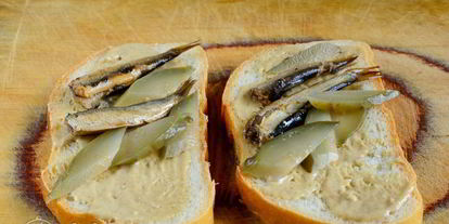 Шаг 4: бутербродов со шпротами и икрой