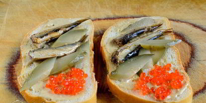 Шаг 5: бутербродов со шпротами и икрой