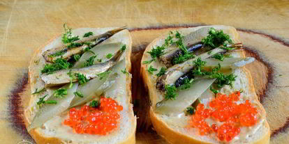 Шаг 6: бутербродов со шпротами и икрой