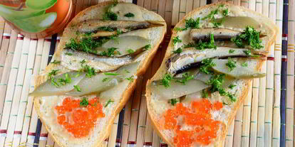 Шаг 7: бутербродов со шпротами и икрой