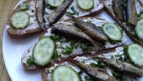 Рецепт Бутербродов со шпротами с черным хлебом и чесноком