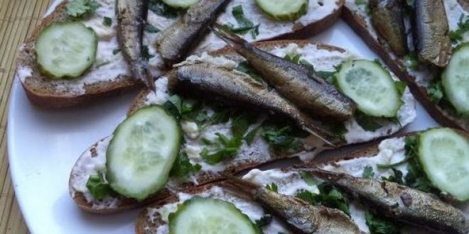 Рецепт Бутербродов со шпротами с черным хлебом и чесноком