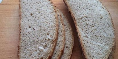 Шаг 1: бутербродов со шпротами с черным хлебом и чесноком