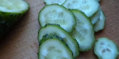 Шаг 2: бутербродов со шпротами с черным хлебом и чесноком