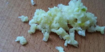 Шаг 4: бутербродов со шпротами с черным хлебом и чесноком