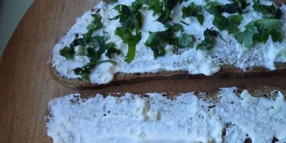 Шаг 6: бутербродов со шпротами с черным хлебом и чесноком