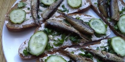 Шаг 8: бутербродов со шпротами с черным хлебом и чесноком