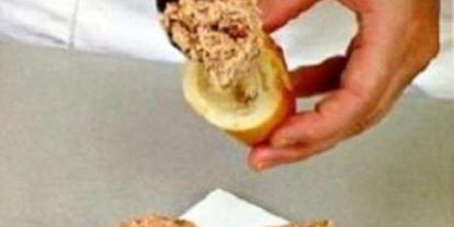 Шаг 4: бутербродов со шпротным паштетом