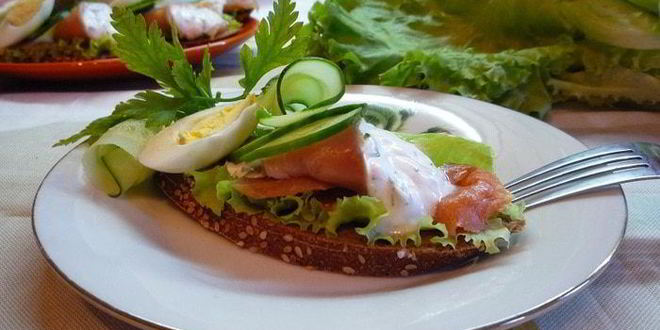 Рецепт датского открытого бутерброда с лососем
