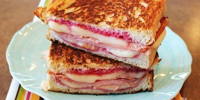 Рецепт горячих бутербродов с колбасой и сыром