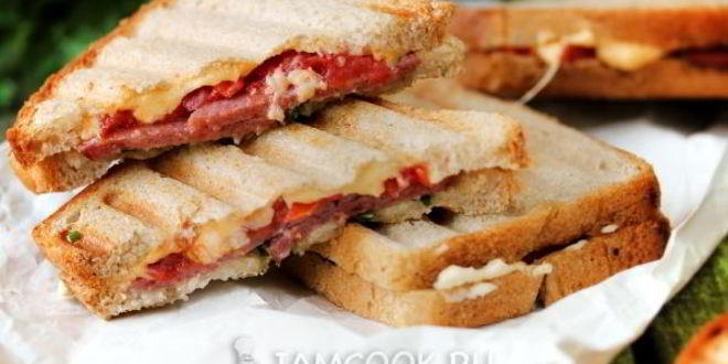 Рецепт горячих бутербродов с колбасой, сыром и помидорами