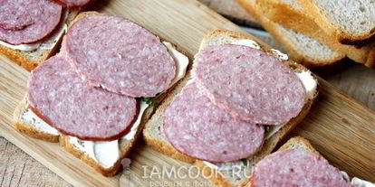 Шаг 2: горячих бутербродов с колбасой, сыром и помидорами