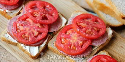 Шаг 3: горячих бутербродов с колбасой, сыром и помидорами