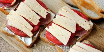 Шаг 4: горячих бутербродов с колбасой, сыром и помидорами