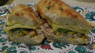 Рецепт Горячего бутерброда с тунцом, кукурузой и домашним майонезом