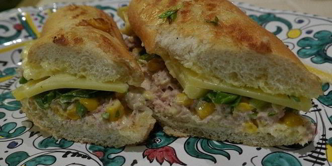 Рецепт Горячего бутерброда с тунцом, кукурузой и домашним майонезом