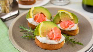 Рецепт Мини-бутербродов с лососем и кремом из хрена