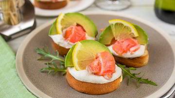 Рецепт Мини-бутербродов с лососем и кремом из хрена