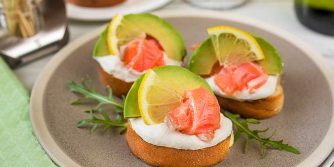 Рецепт Мини-бутербродов с лососем и кремом из хрена