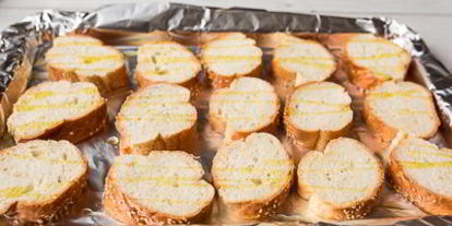 Шаг 2: мини-бутербродов с лососем и кремом из хрена