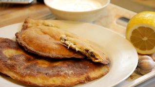 Рецепт Чебурека с начинкой из баранины и брынзы с чесночным соусом