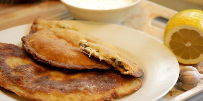 Рецепт Чебурека с начинкой из баранины и брынзы с чесночным соусом