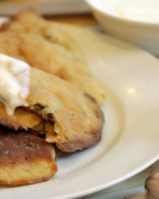 Рецепт чебурека с начинкой из баранины и брынзы с чесночным соусом