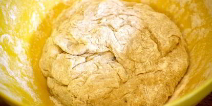 Шаг 1: чебурека с начинкой из баранины и брынзы с чесночным соусом