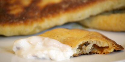 Шаг 11: чебурека с начинкой из баранины и брынзы с чесночным соусом