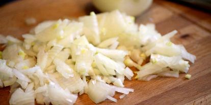 Шаг 3: чебурека с начинкой из баранины и брынзы с чесночным соусом