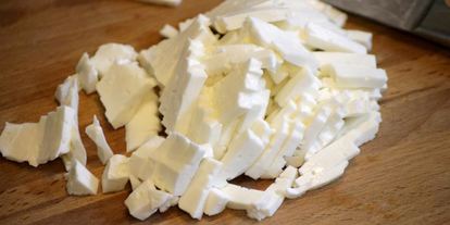 Шаг 4: чебурека с начинкой из баранины и брынзы с чесночным соусом